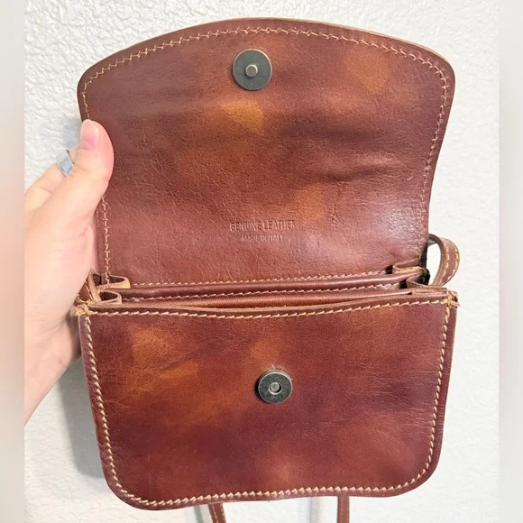 Florence Made In Italy Brown Leather Small Pocket Crossbody  display picture 3